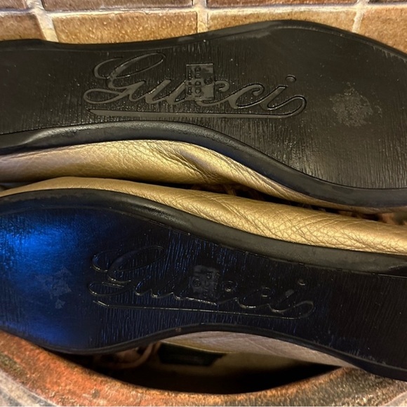 Description:
Gucci flats in metallic taupe leather featuring gold-tone
double G - Picture 5 of 9